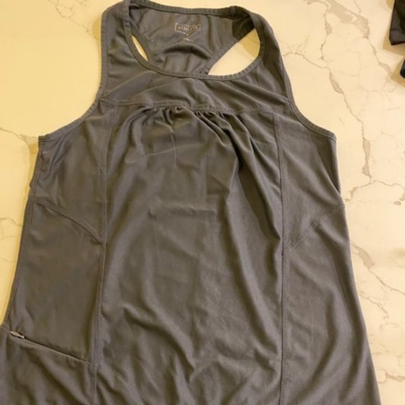 Set of 4 Athleta fitness tanks, size Medium - Picture 5 of 9